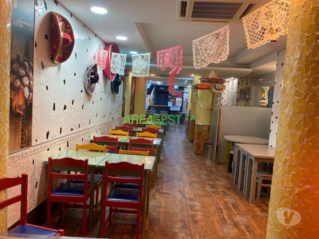 Comprar Loja Loures - Fotos para Conjunto de três lojas para venda, com rendimento Zona de...