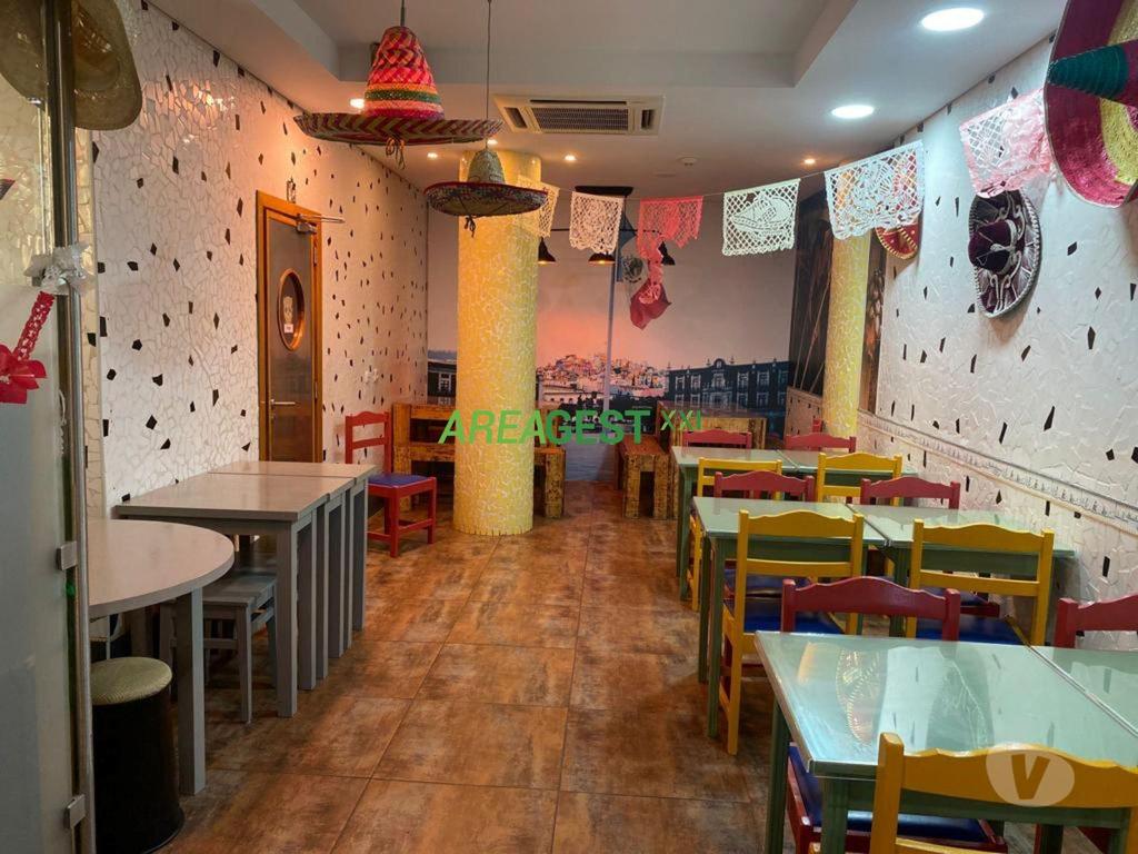 Comprar Loja Loures - Fotos para Conjunto de três lojas para venda, com rendimento Zona de...