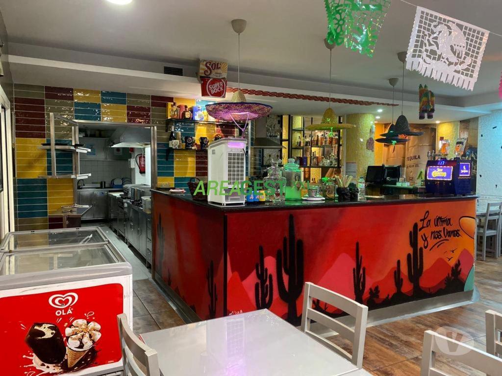 Comprar Loja Loures - Fotos para Conjunto de três lojas para venda, com rendimento Zona de...