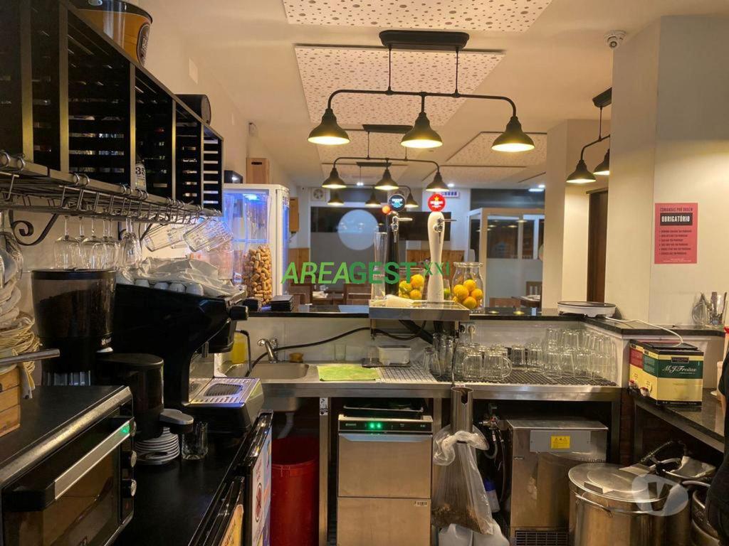 Comprar Loja Loures - Fotos para Conjunto de três lojas para venda, com rendimento Zona de...