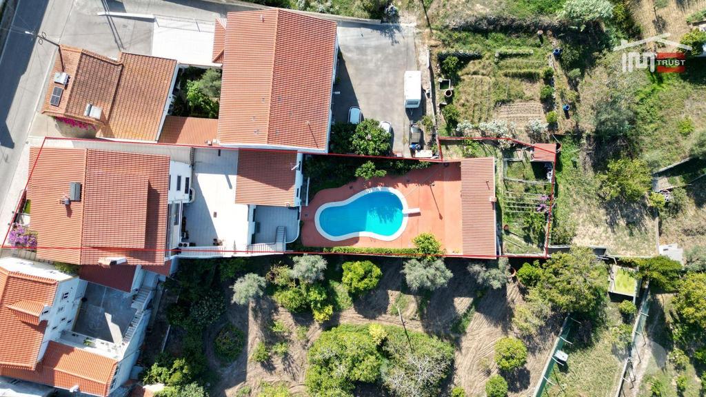 Apartamentos a venda Ourém - Fotos para Ourem-Moradia T6 c espaço para comércio (1-M-000604)