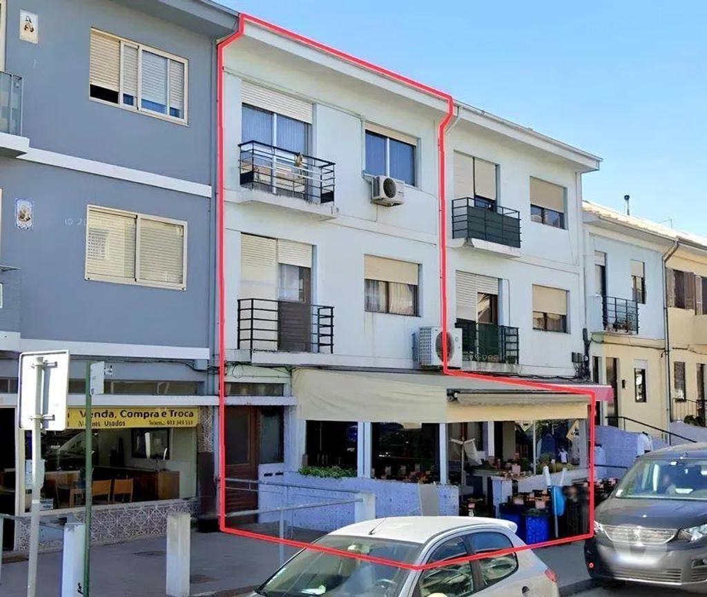 Comprar Loja Vila Nova de Gaia - Fotos para PRÉDIO (T2 + T2 + Loja) com rendimento -negociavel