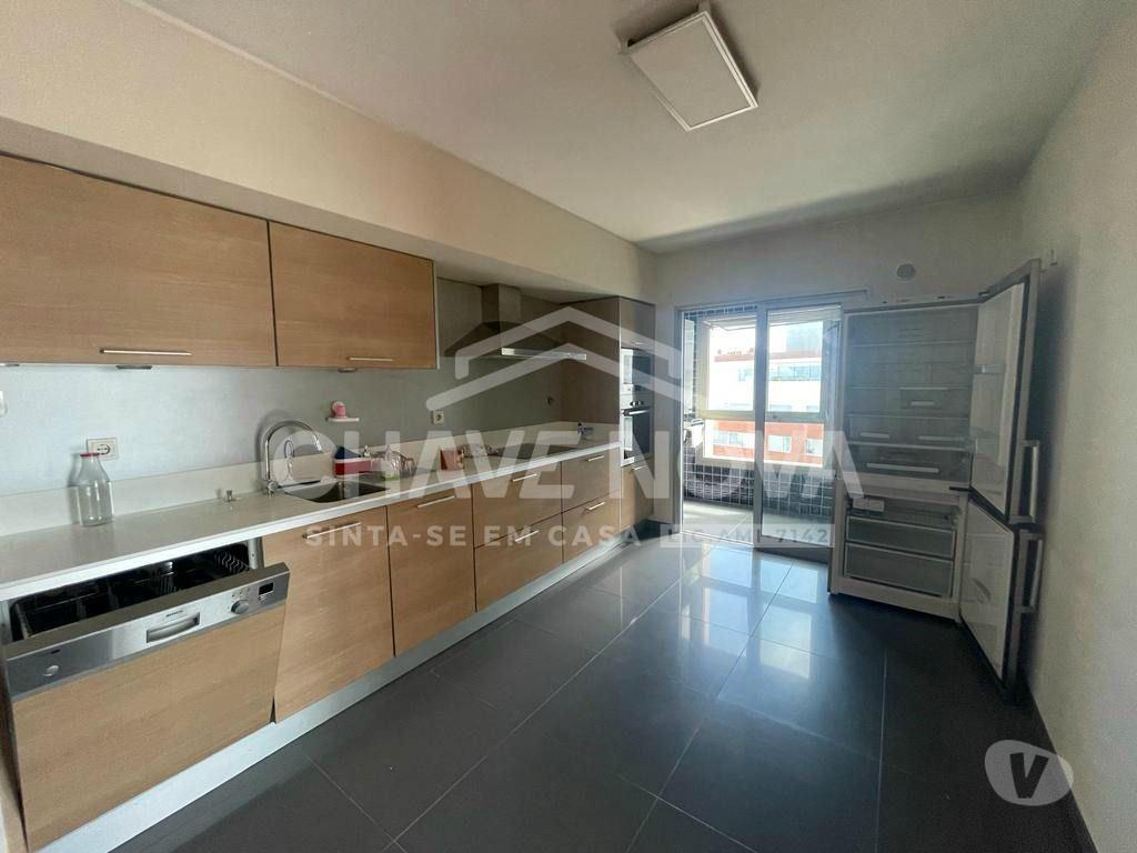 Apartamentos a venda Porto - Fotos para Porto-T4 com vistas para a Avenida do Bessa (MAD 01512)