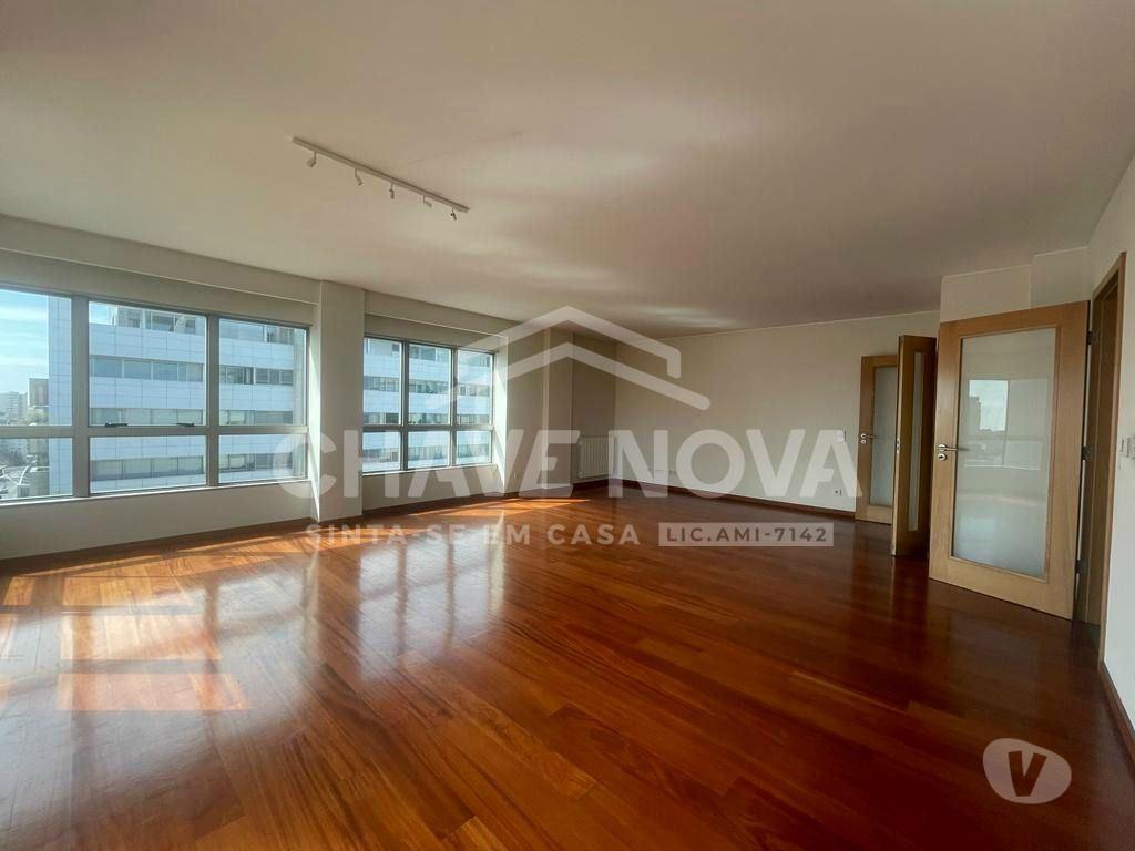 Apartamentos a venda Porto - Fotos para Porto-T4 com vistas para a Avenida do Bessa (MAD 01512)