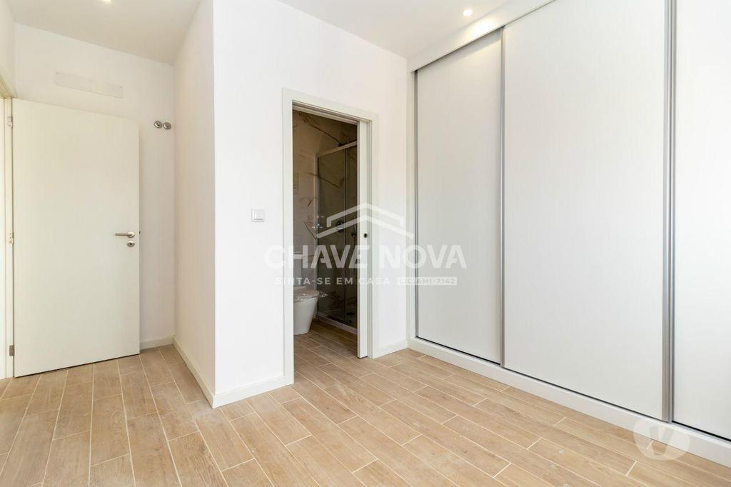 Comprar Loja Almada - Fotos para Prédio de 12 Assoalhadas Com Rentabilidade