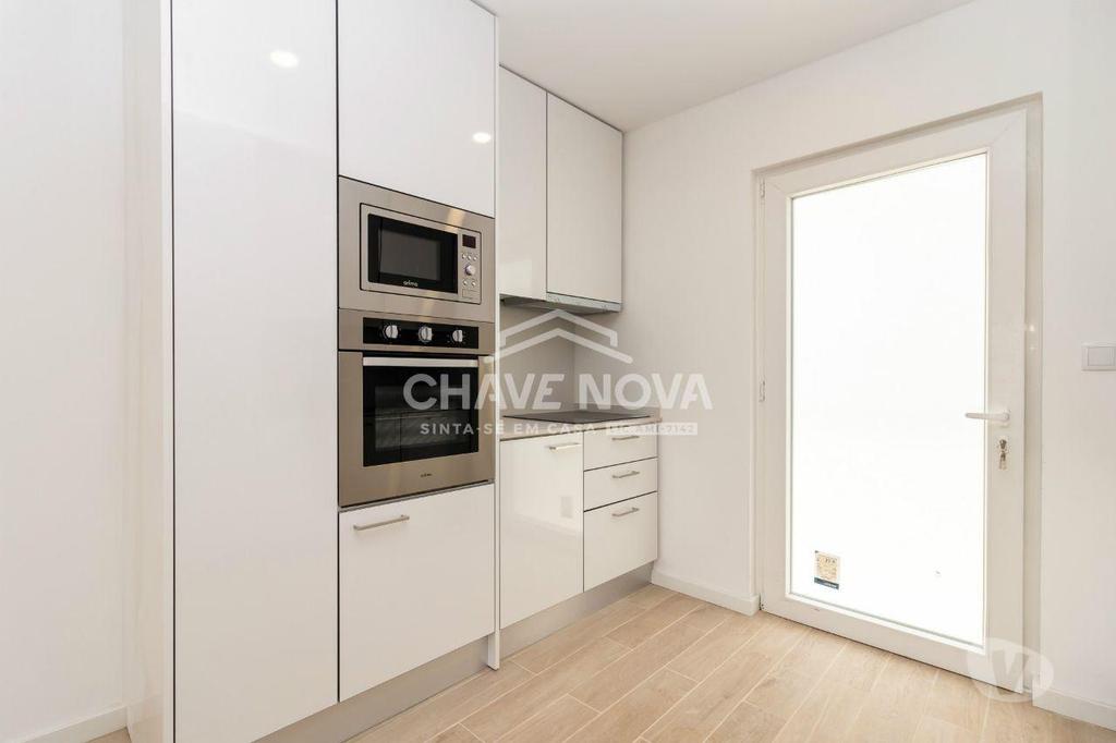 Comprar Loja Almada - Fotos para Prédio de 12 Assoalhadas Com Rentabilidade