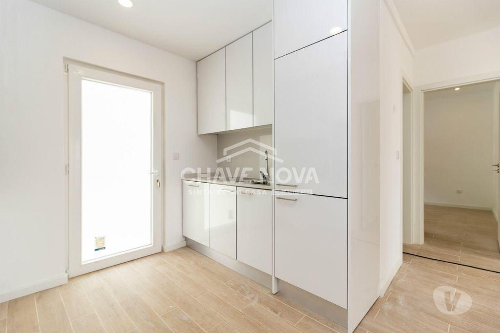 Comprar Loja Almada - Fotos para Prédio de 12 Assoalhadas Com Rentabilidade