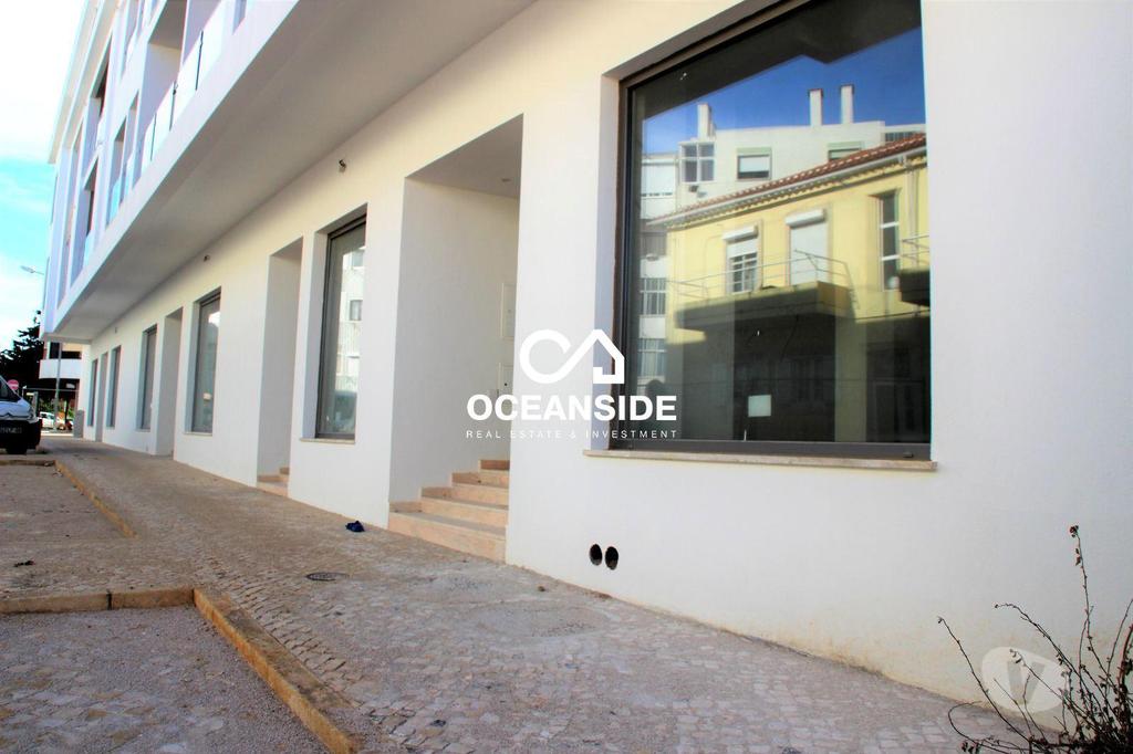 Comprar Loja Oeiras - Fotos para Loja com 299 m², com garagem em Queijas, Oeiras