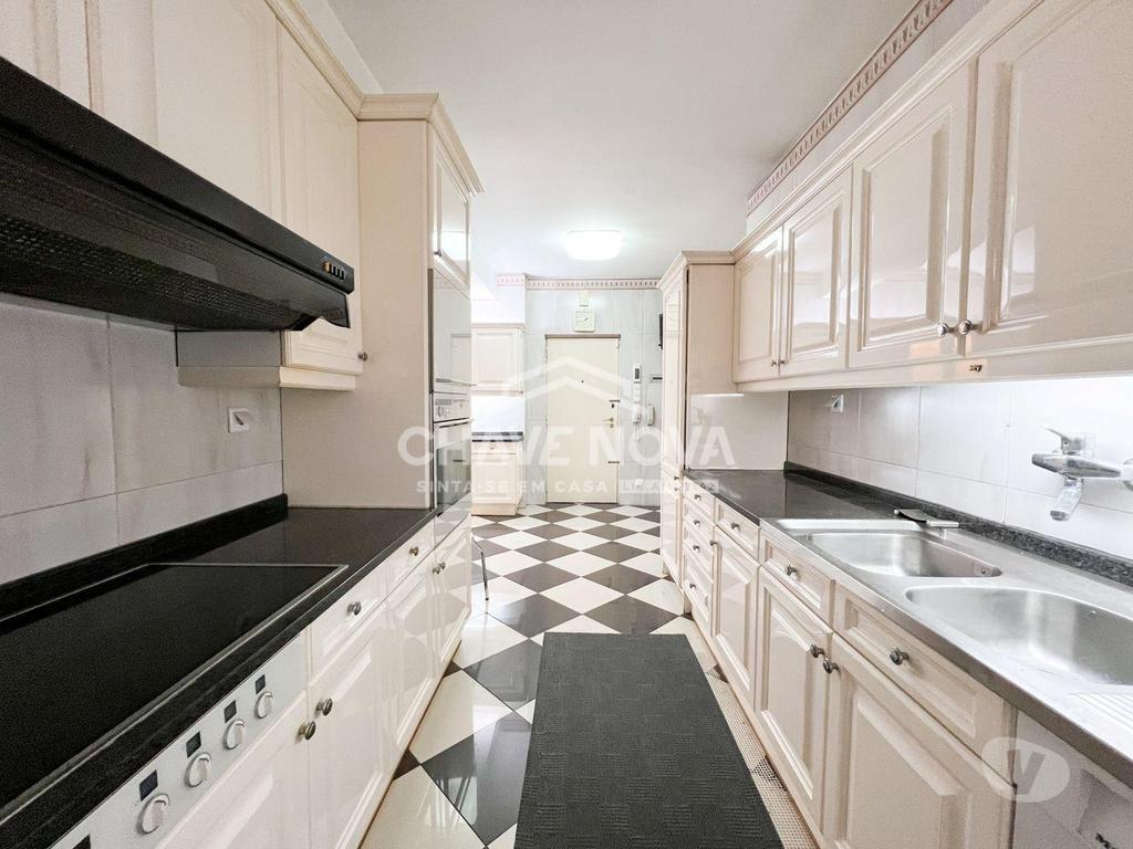 Apartamentos a venda Porto - Fotos para Porto-Apartamento T4+1 no Foco (PRTBV 00186)