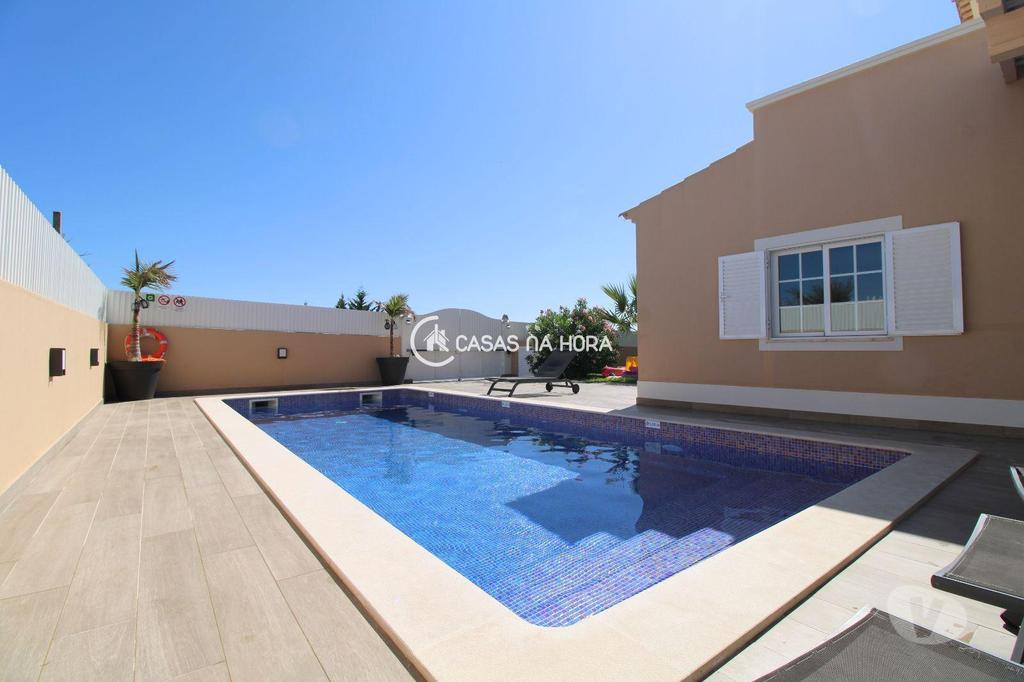 Apartamentos a venda Silves - Fotos para Moradia V3 com jardim, piscina e garagem em Armação de Pêra
