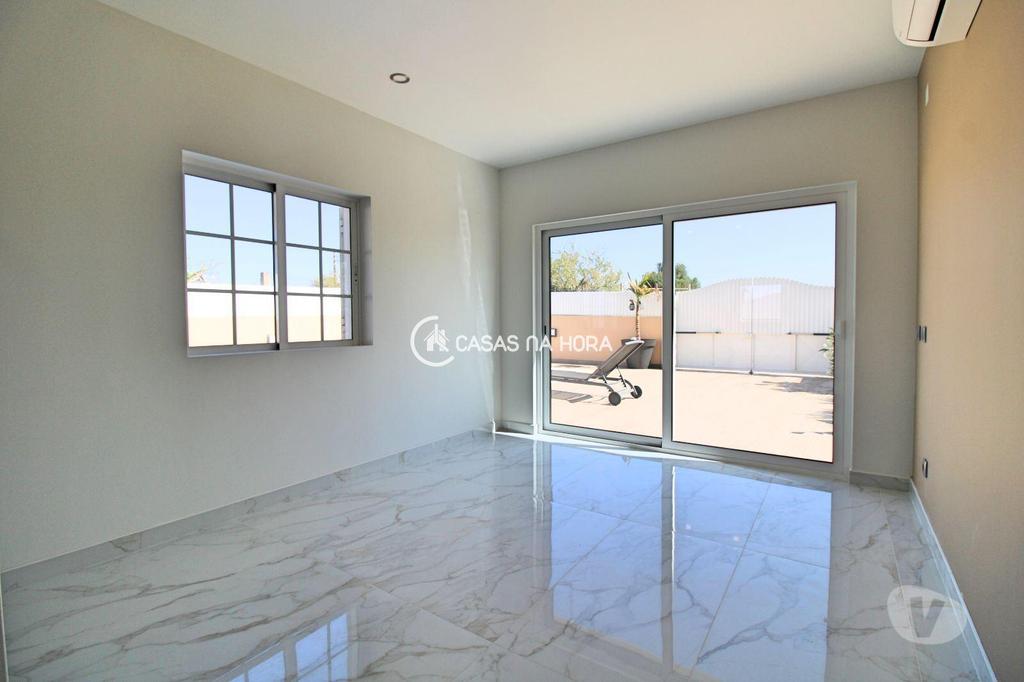 Apartamentos a venda Silves - Fotos para Moradia V3 com jardim, piscina e garagem em Armação de Pêra