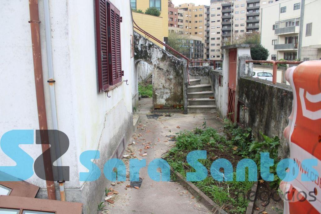 Apartamentos a venda Vila Nova de Gaia - Fotos para Moradia T6 para Recuperar junto Avenida da Republica-Gaia