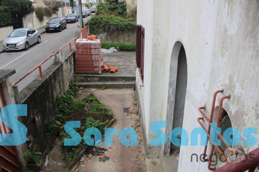 Apartamentos a venda Vila Nova de Gaia - Fotos para Moradia T6 para Recuperar junto Avenida da Republica-Gaia