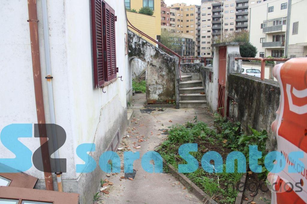 Apartamentos a venda Vila Nova de Gaia - Fotos para Moradia T6 para Recuperar junto Avenida da Republica-Gaia