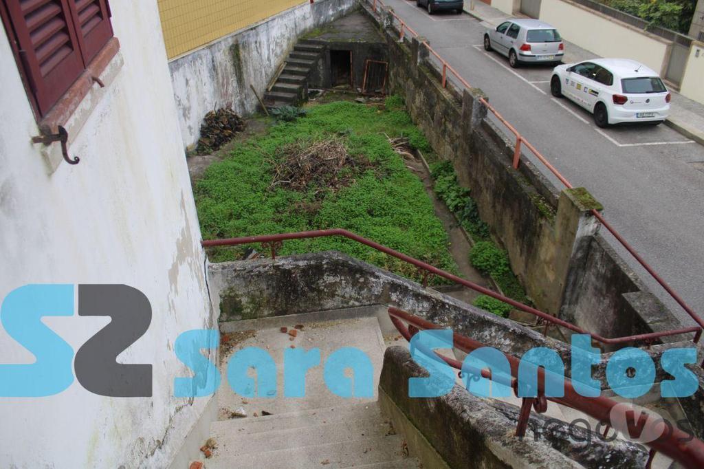 Apartamentos a venda Vila Nova de Gaia - Fotos para Moradia T6 para Recuperar junto Avenida da Republica-Gaia