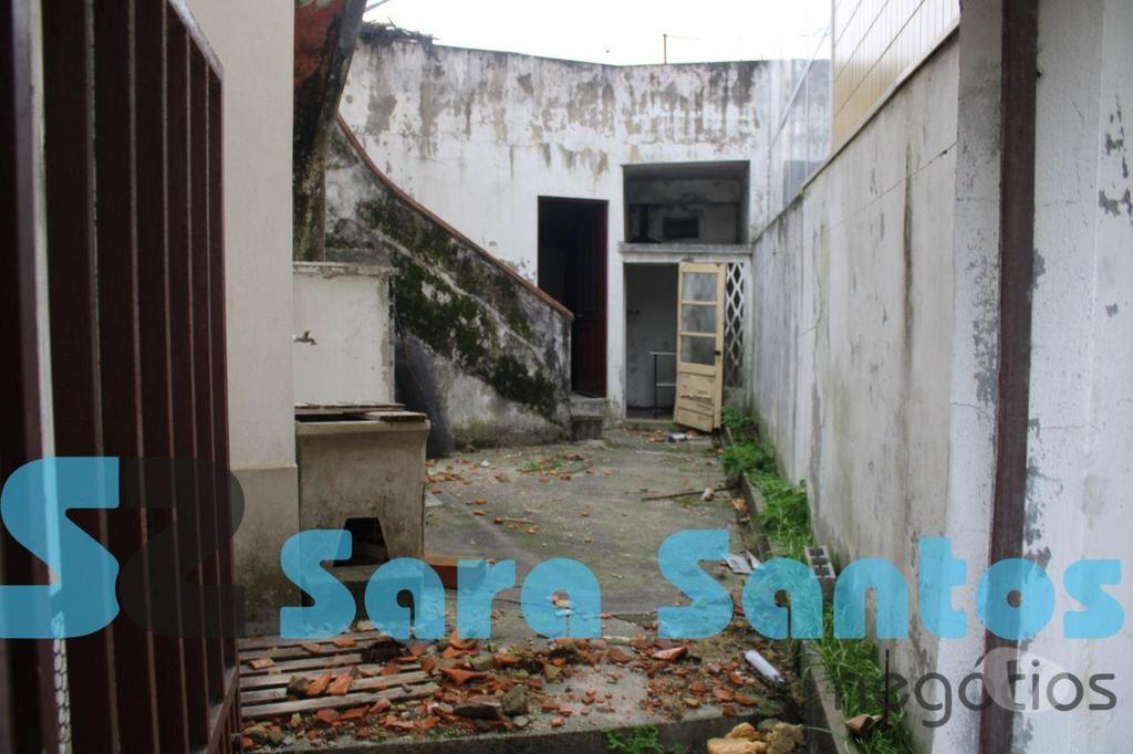 Apartamentos a venda Vila Nova de Gaia - Fotos para Moradia T6 para Recuperar junto Avenida da Republica-Gaia