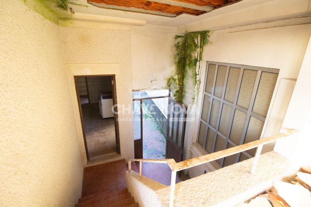 Apartamentos a venda Vila Nova de Gaia - Fotos para Moradia Geminada V3 Para Recuperar em Perosinho (GN 01611)