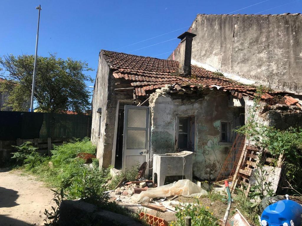 Apartamentos a venda Matosinhos - Fotos para Moradia para Reabilitar com jardim no centro S. Mamede Infesta