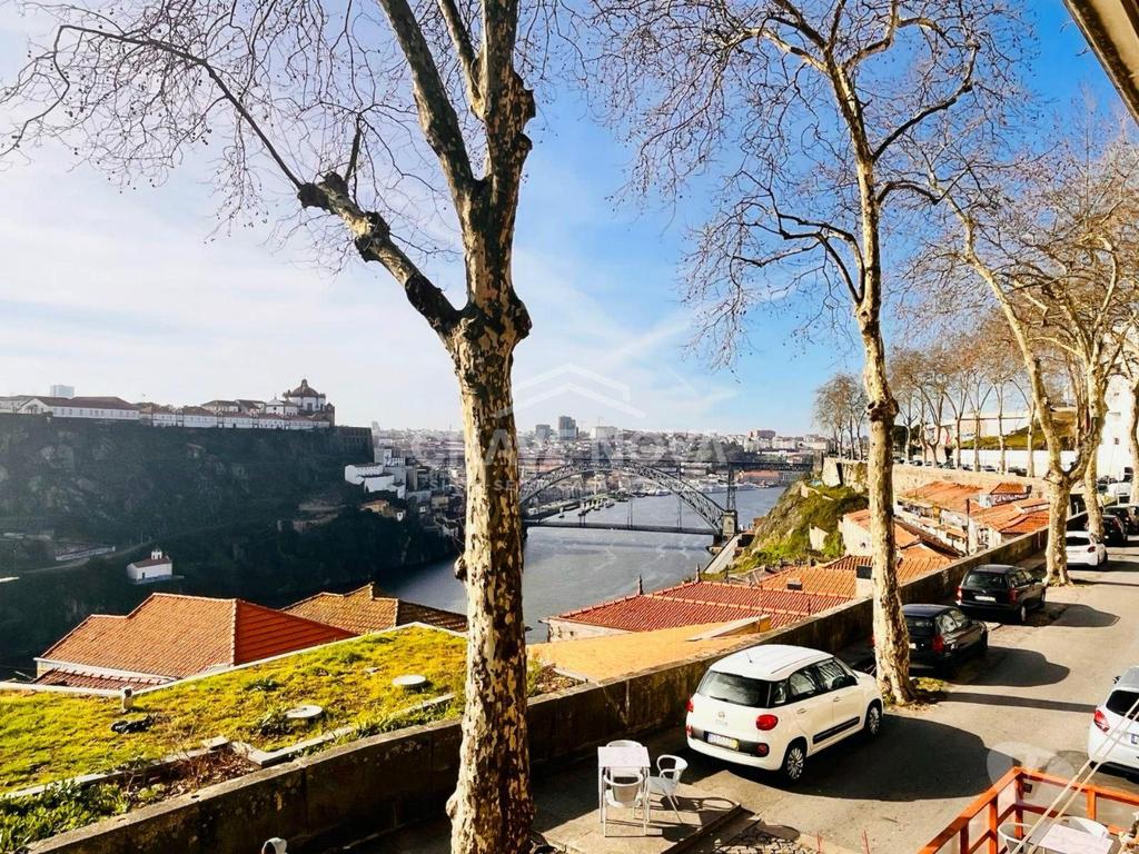 Apartamentos a venda Porto - Fotos para Porto-Moradia T5 Zona Histórica do Porto (MAD 01563)