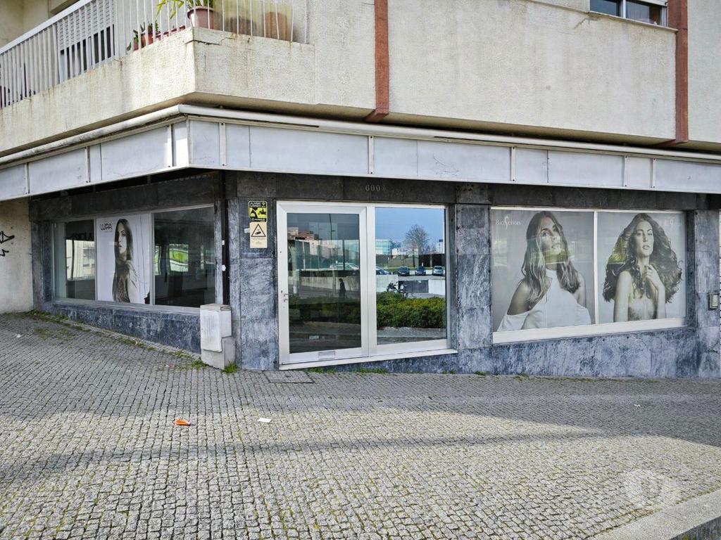 Comprar Loja Vila Nova de Gaia - Fotos para Loja na R.Marquês Sá Bandeira 100m2 boas montras para a Rua.