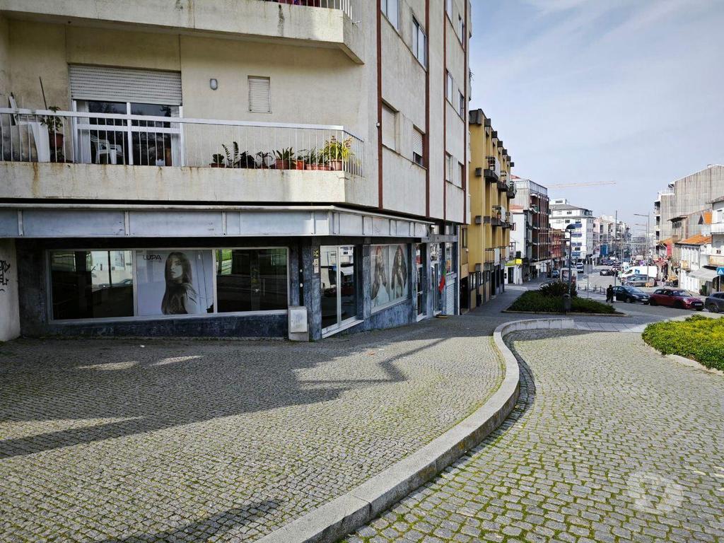 Comprar Loja Vila Nova de Gaia - Fotos para Loja na R.Marquês Sá Bandeira 100m2 boas montras para a Rua.