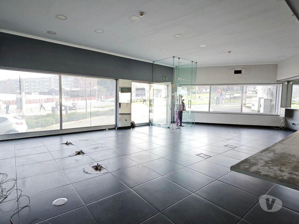 Comprar Loja Vila Nova de Gaia - Fotos para Loja na R.Marquês Sá Bandeira 100m2 boas montras para a Rua.