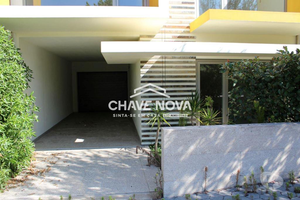 Apartamentos a venda Vila Nova de Gaia - Fotos para Moradia T4 em Pedroso em fase final de acabamentos. (GRJ 00113)