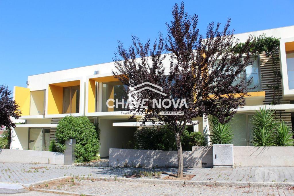 Apartamentos a venda Vila Nova de Gaia - Fotos para Moradia T4 em Pedroso em fase final de acabamentos. (GRJ 00113)