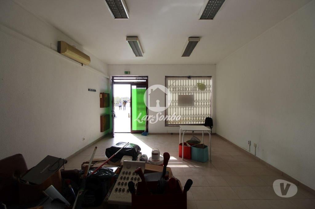 Comprar Loja Gondomar - Fotos para Loja com 60m2, situada em Fânzeres, destinada a qualquer tipo...