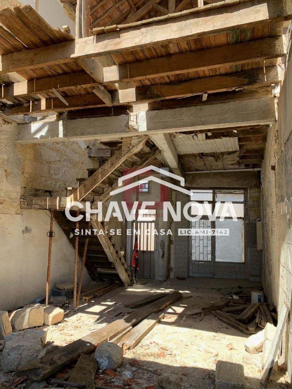 Apartamentos a venda Vila Nova de Gaia - Fotos para 2 Moradias para Reconstrução, vendidas em conjunto (RT 02521)