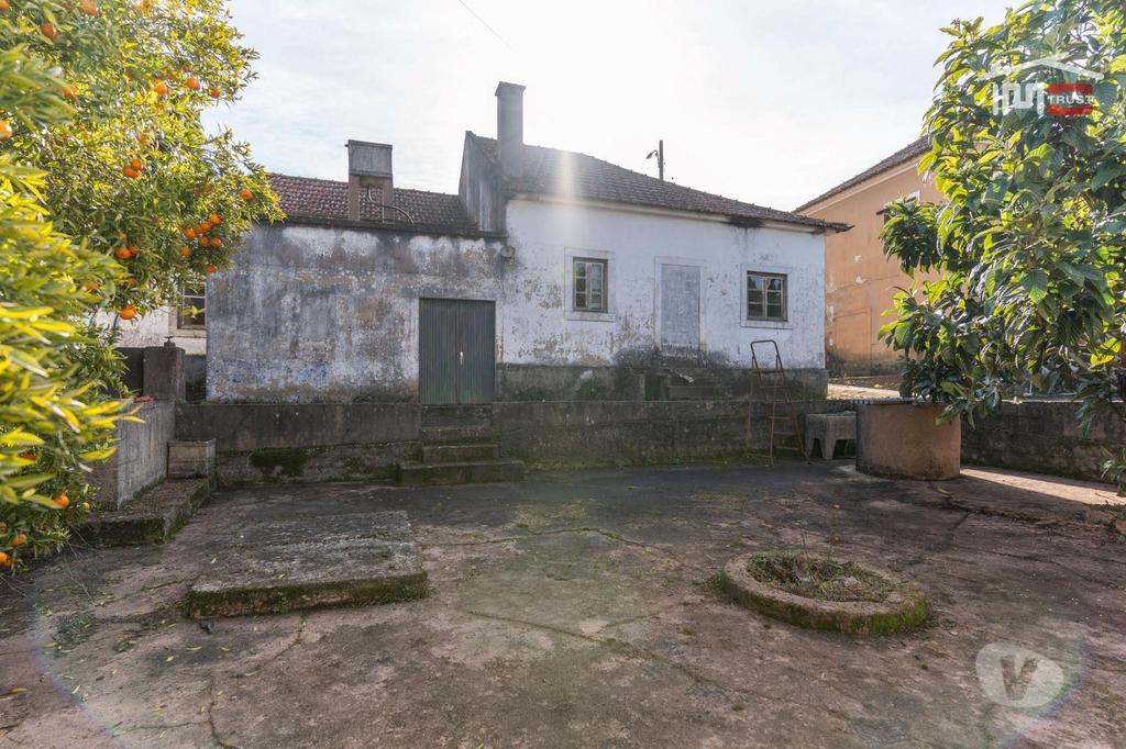 Apartamentos a venda Ourém - Fotos para Moradia T4 térrea para recuperar com anexos, lareira, pátio,