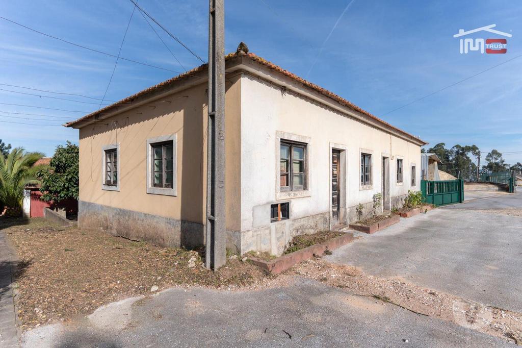 Apartamentos a venda Ourém - Fotos para Moradia T4 térrea para recuperar com anexos, lareira, pátio,