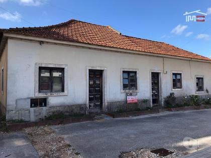 Casas e apartamentos - venda - Fotos para Moradia T4 térrea para recuperar com anexos, lareira, pátio,