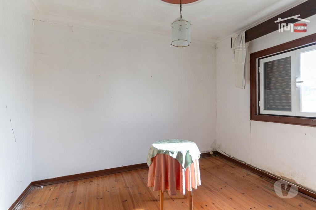 Apartamentos a venda Ourém - Fotos para Moradia T4 com condições mínimas habitáveis com lareira e anexo