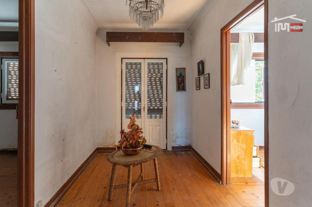 Apartamentos a venda Ourém - Fotos para Moradia T4 com condições mínimas habitáveis com lareira e anexo