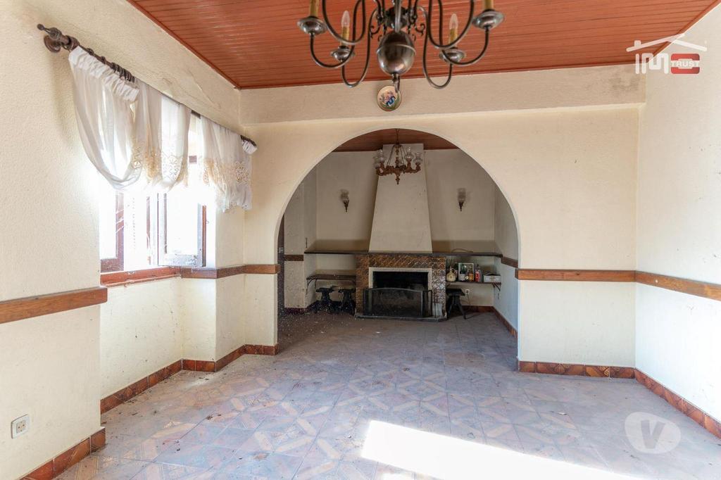 Apartamentos a venda Ourém - Fotos para Moradia T4 com condições mínimas habitáveis com lareira e anexo