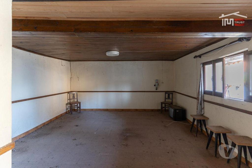 Apartamentos a venda Ourém - Fotos para Moradia T4 com condições mínimas habitáveis com lareira e anexo
