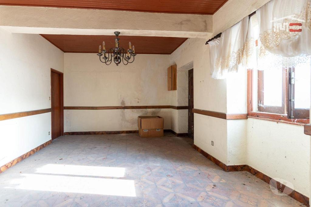 Apartamentos a venda Ourém - Fotos para Moradia T4 com condições mínimas habitáveis com lareira e anexo