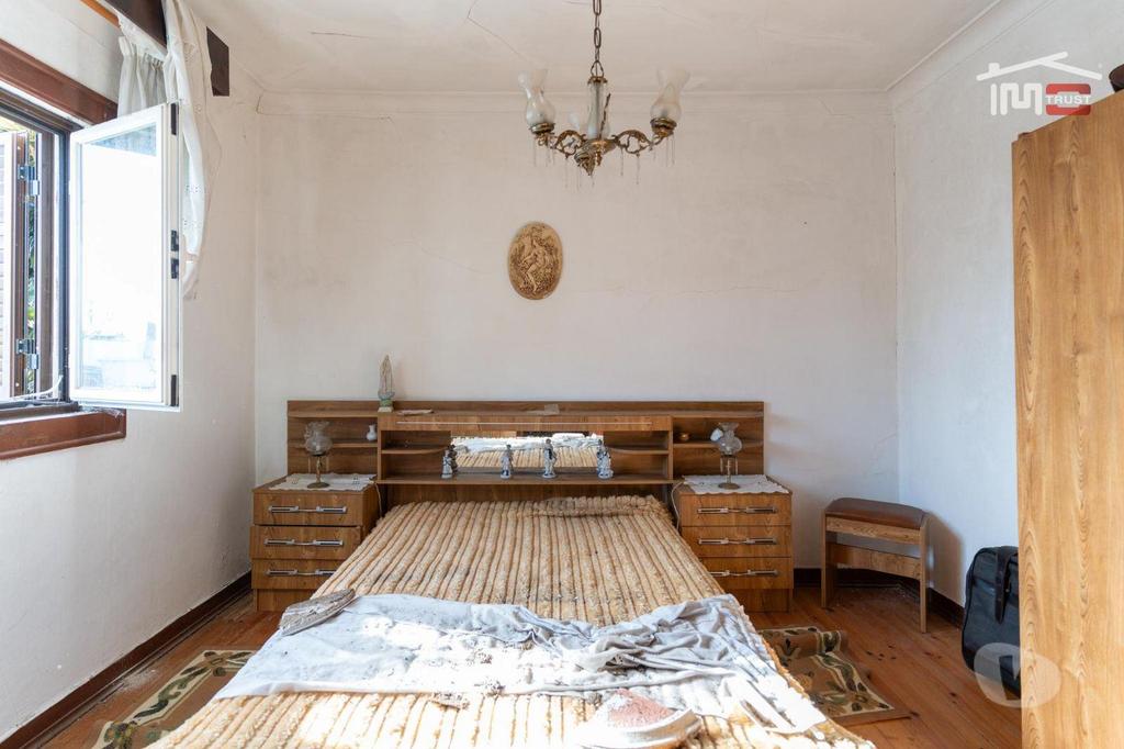 Apartamentos a venda Ourém - Fotos para Moradia T4 com condições mínimas habitáveis com lareira e anexo