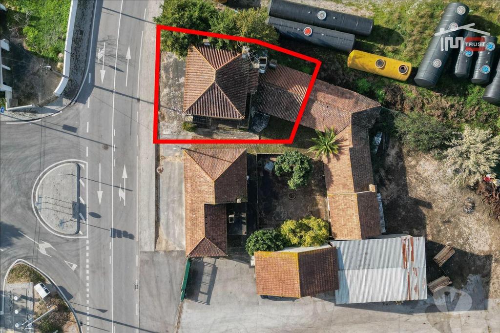 Apartamentos a venda Ourém - Fotos para Moradia T4 com condições mínimas habitáveis com lareira e anexo