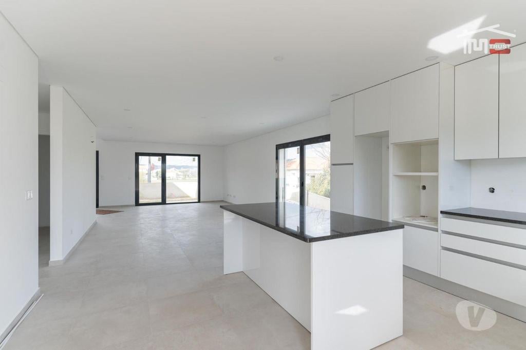 Apartamentos a venda Ourém - Fotos para Moradia T3 Geminada inserida num área de terreno com 3861 m2 em