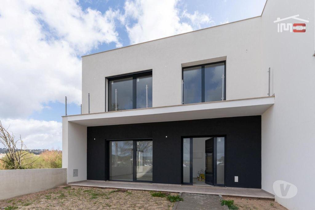 Apartamentos a venda Ourém - Fotos para Moradia T3 Geminada inserida num área de terreno com 3861 m2 em