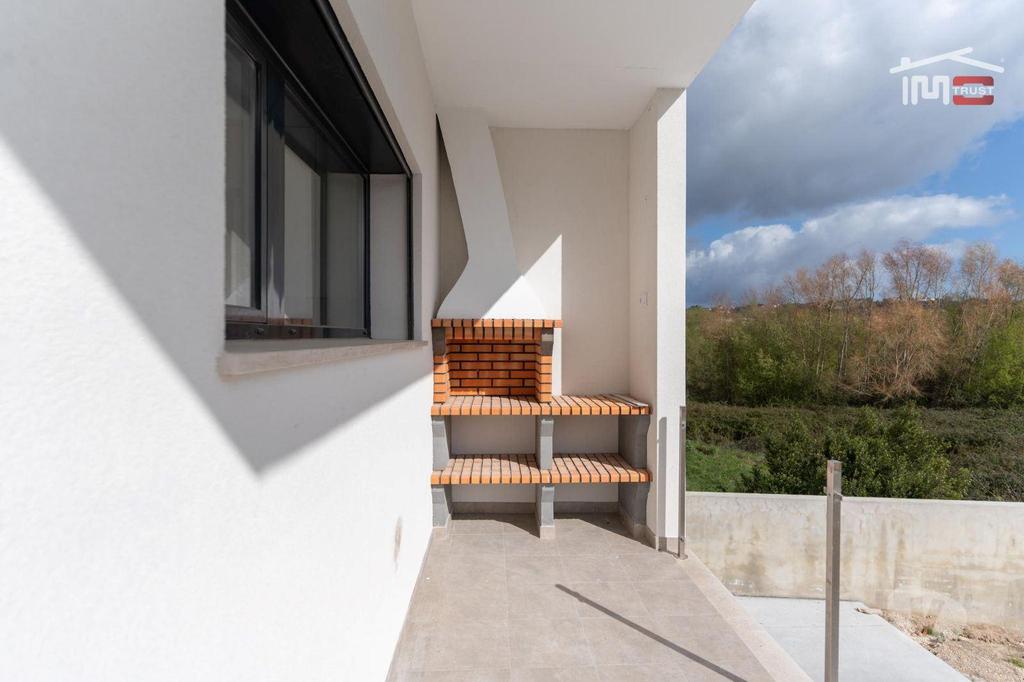 Apartamentos a venda Ourém - Fotos para Moradia T3 Geminada inserida num área de terreno com 3861 m2 em