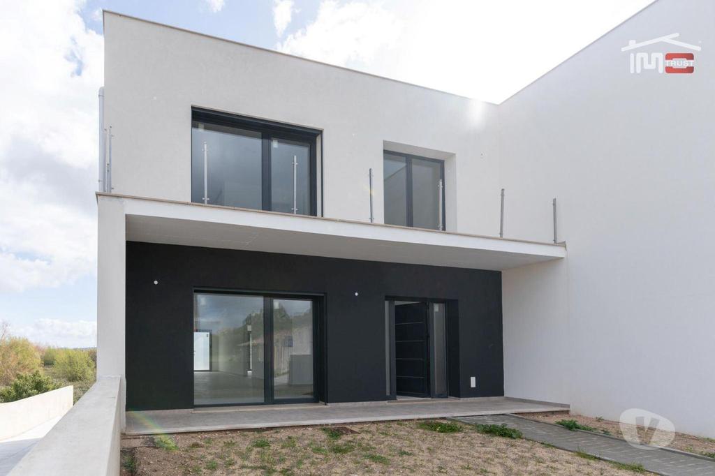 Apartamentos a venda Ourém - Fotos para Moradia T3 Geminada inserida num área de terreno com 3861 m2 em