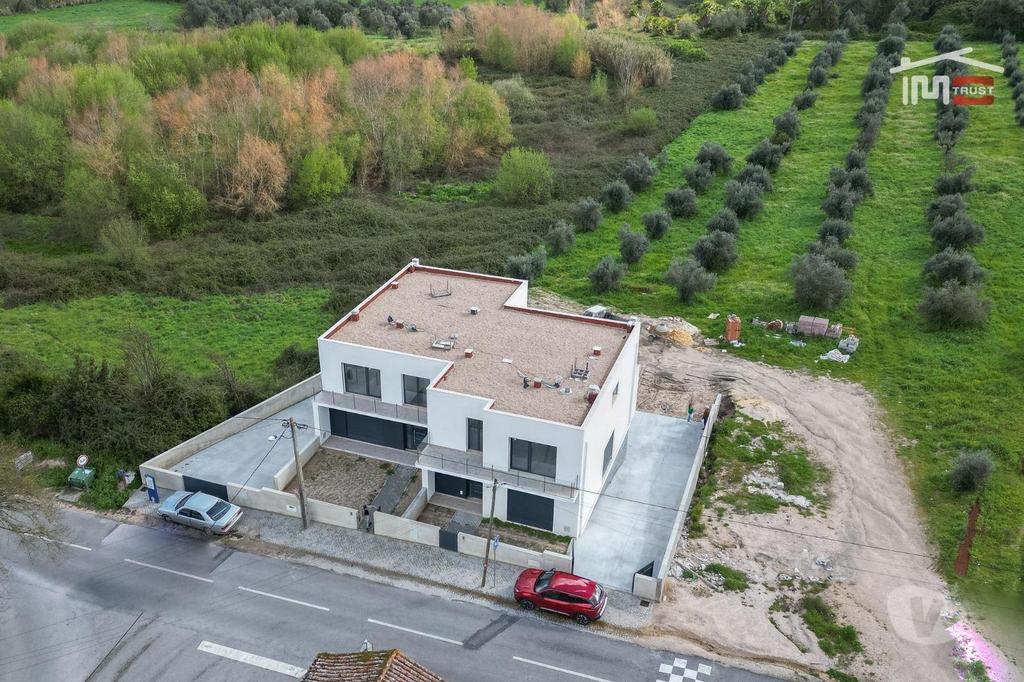 Apartamentos a venda Ourém - Fotos para Moradia Geminada T3 inserida num terreno de 3.861 m2 em Ourém