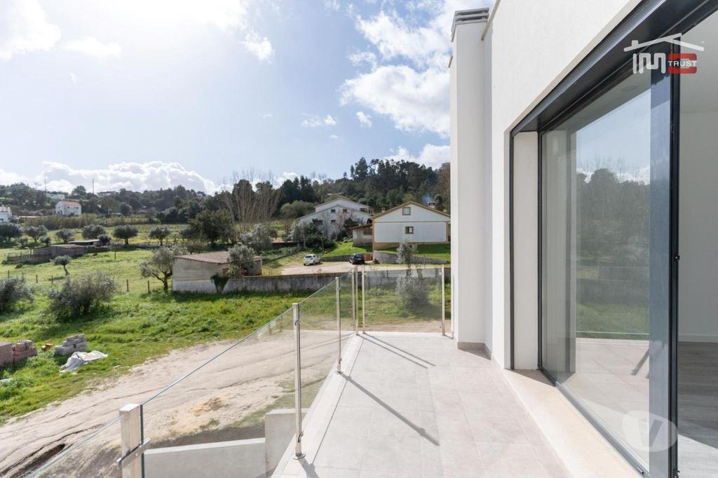Apartamentos a venda Ourém - Fotos para Moradia Geminada T3 inserida num terreno de 3.861 m2 em Ourém