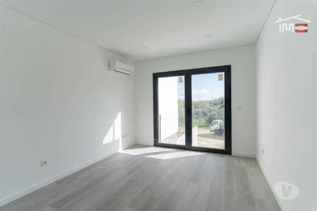 Apartamentos a venda Ourém - Fotos para Moradia Geminada T3 inserida num terreno de 3.861 m2 em Ourém