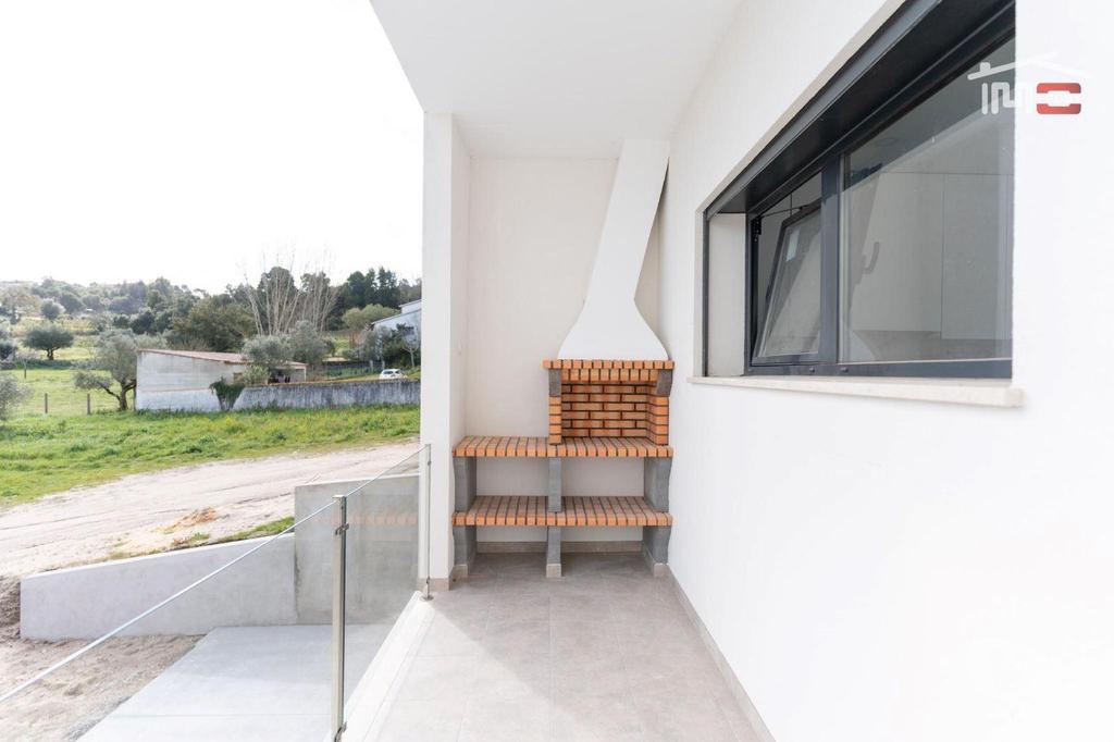 Apartamentos a venda Ourém - Fotos para Moradia Geminada T3 inserida num terreno de 3.861 m2 em Ourém