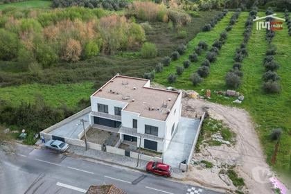Casas e apartamentos - venda - Fotos para Moradia Geminada T3 inserida num terreno de 3.861 m2 em Ourém