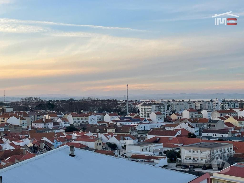 Apartamentos a venda Montijo - Fotos para Apartamento T4 Renovado c Elevador, Varanda e Terraço - Centro